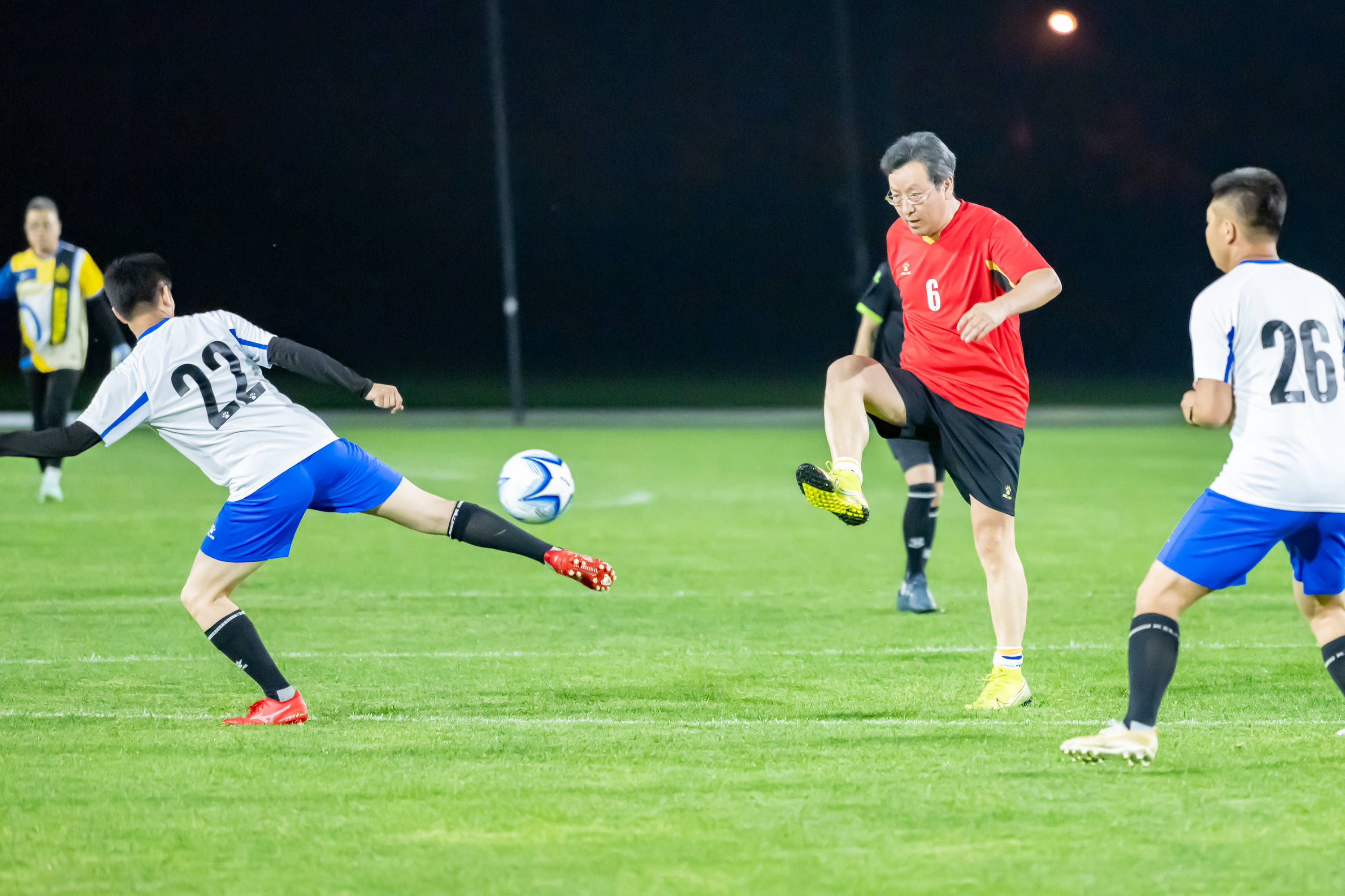 足球巨星集结，比赛精彩纷呈的简单介绍