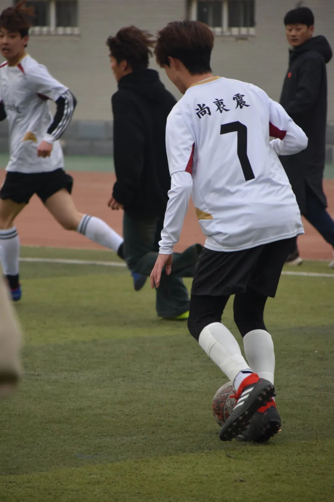 爱游戏网页版-双方队伍在足球比赛中展现出色配合