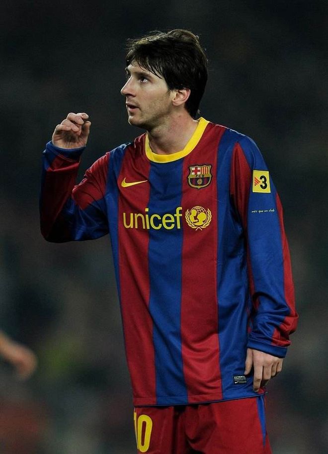 包含梅西连进救主，巴塞伦纳欧冠拉响号角的词条