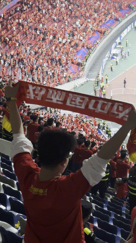 中国女足比赛落下帷幕，球迷们依依不舍地告别的简单介绍