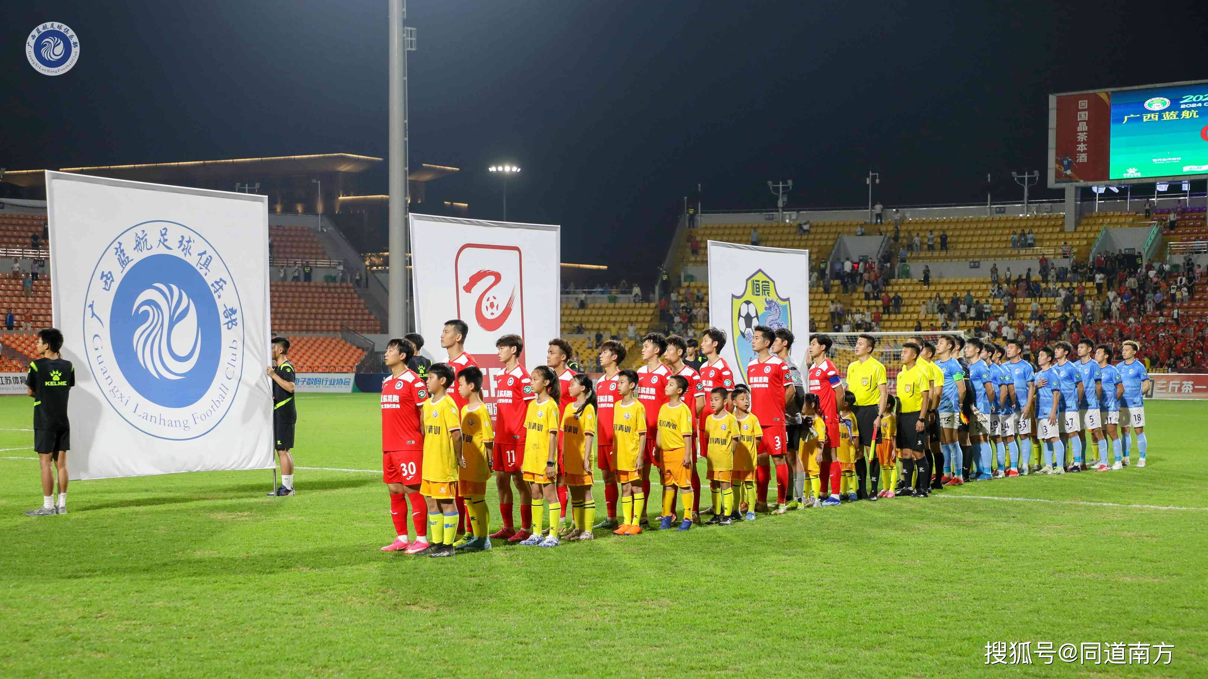 精彩的足球比赛纷呈，观众目不暇接