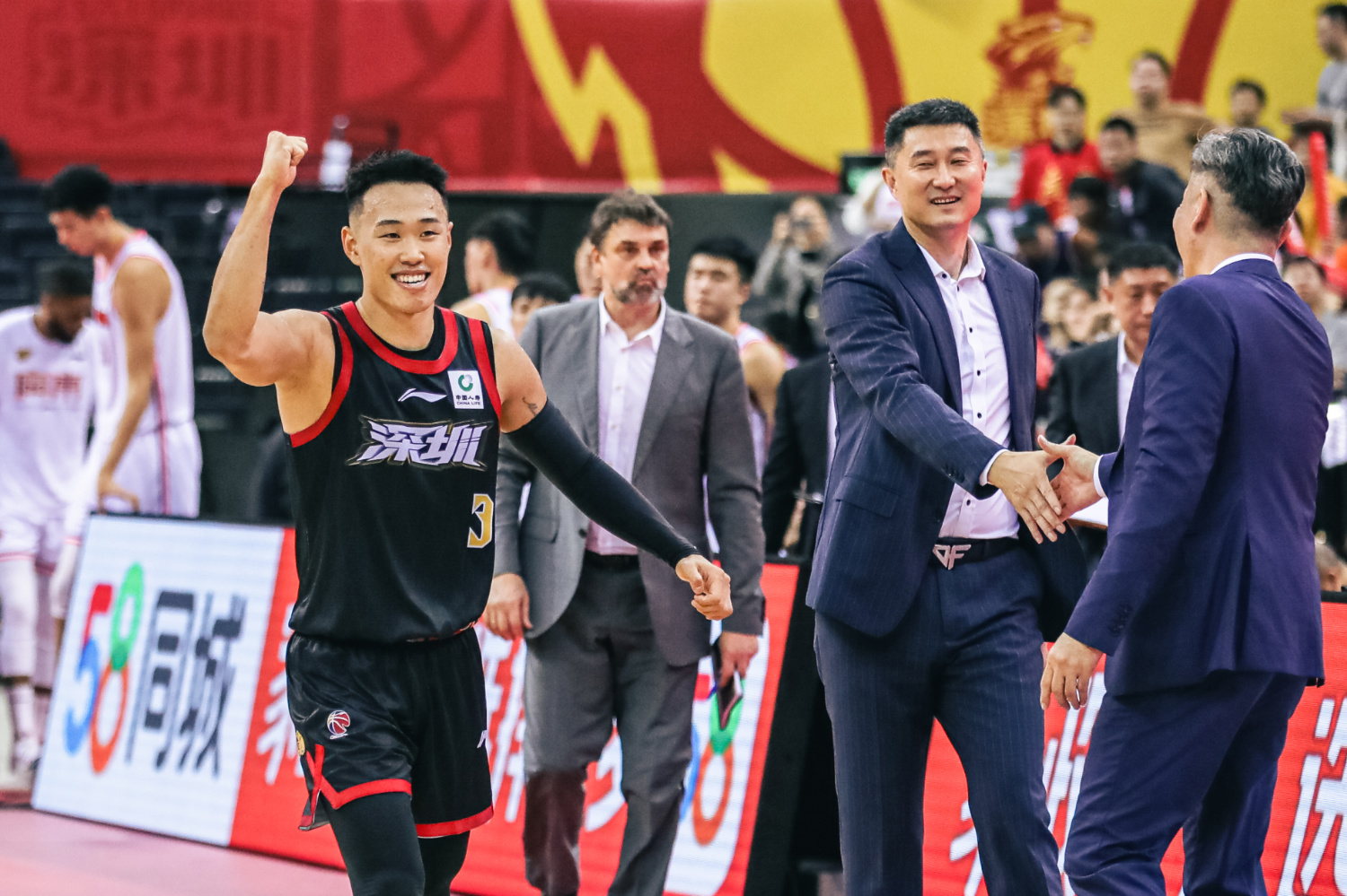 深圳队在国内赛事中成功夺冠，夺冠狂欢