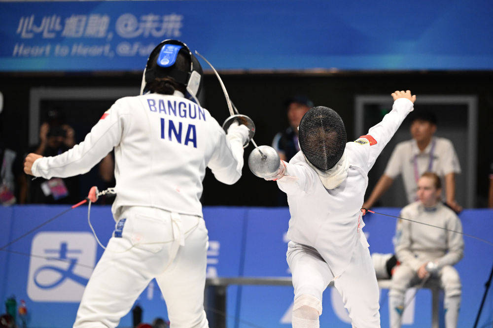 比利时击剑选手冲击冠军，全力以赴