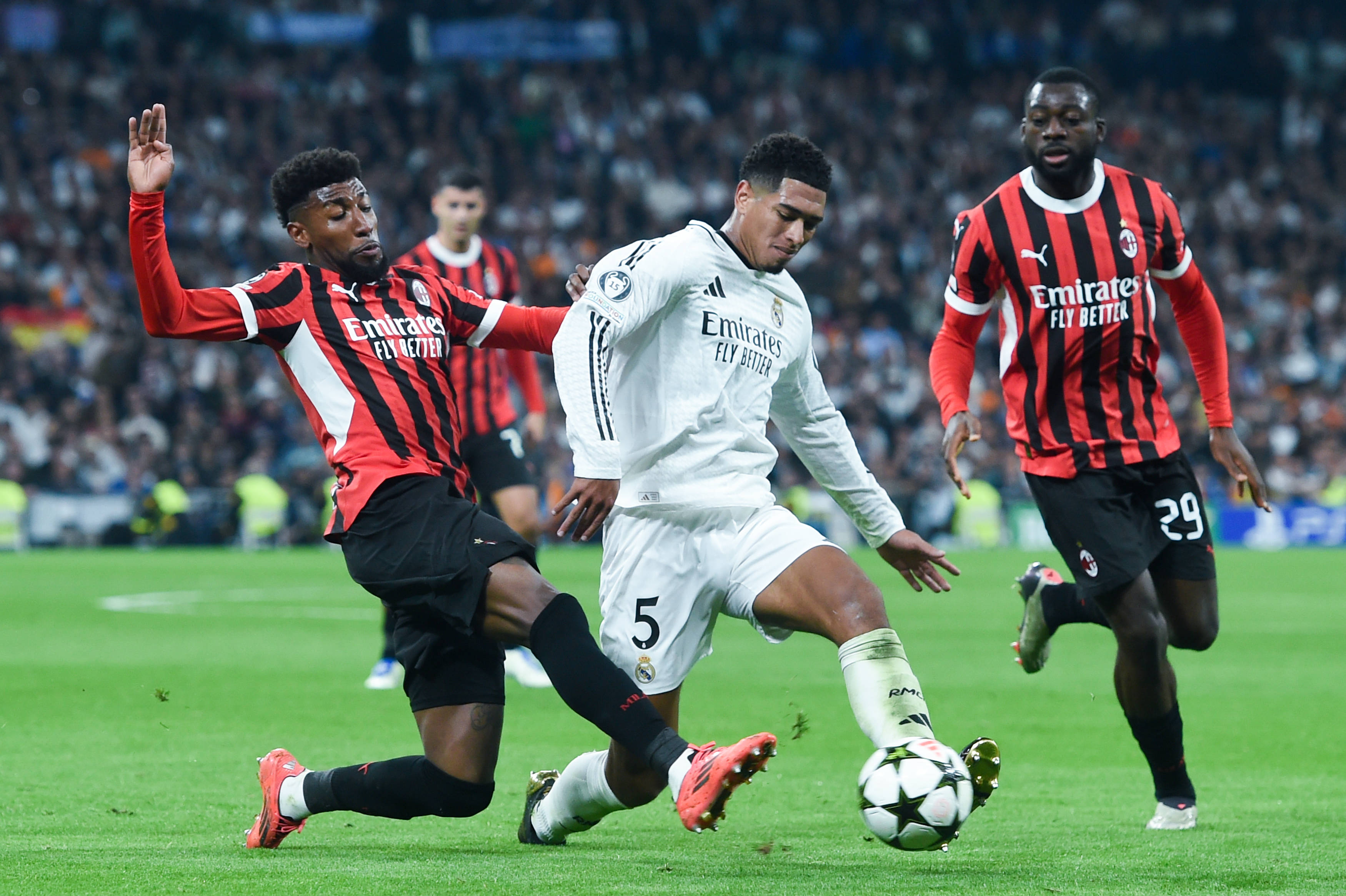 曼联险胜AC米兰，欧冠强悬念重重的简单介绍