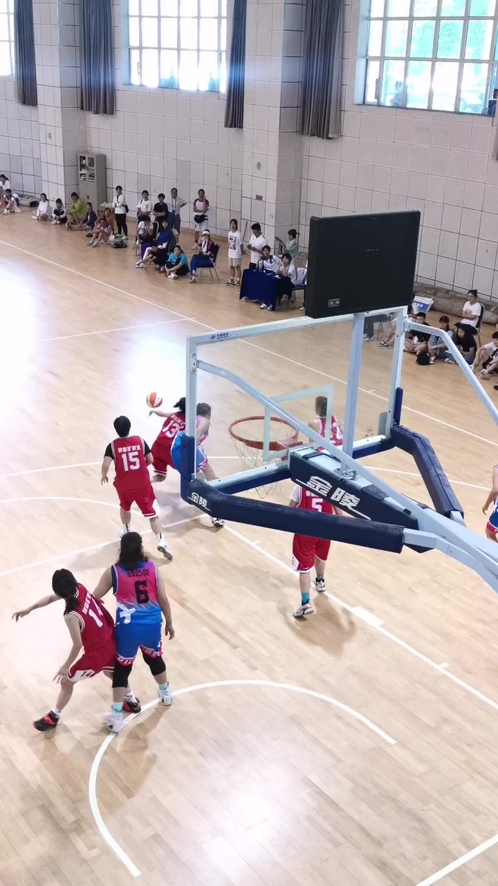 包含篮球比赛激烈角逐，各队拼尽全力的词条