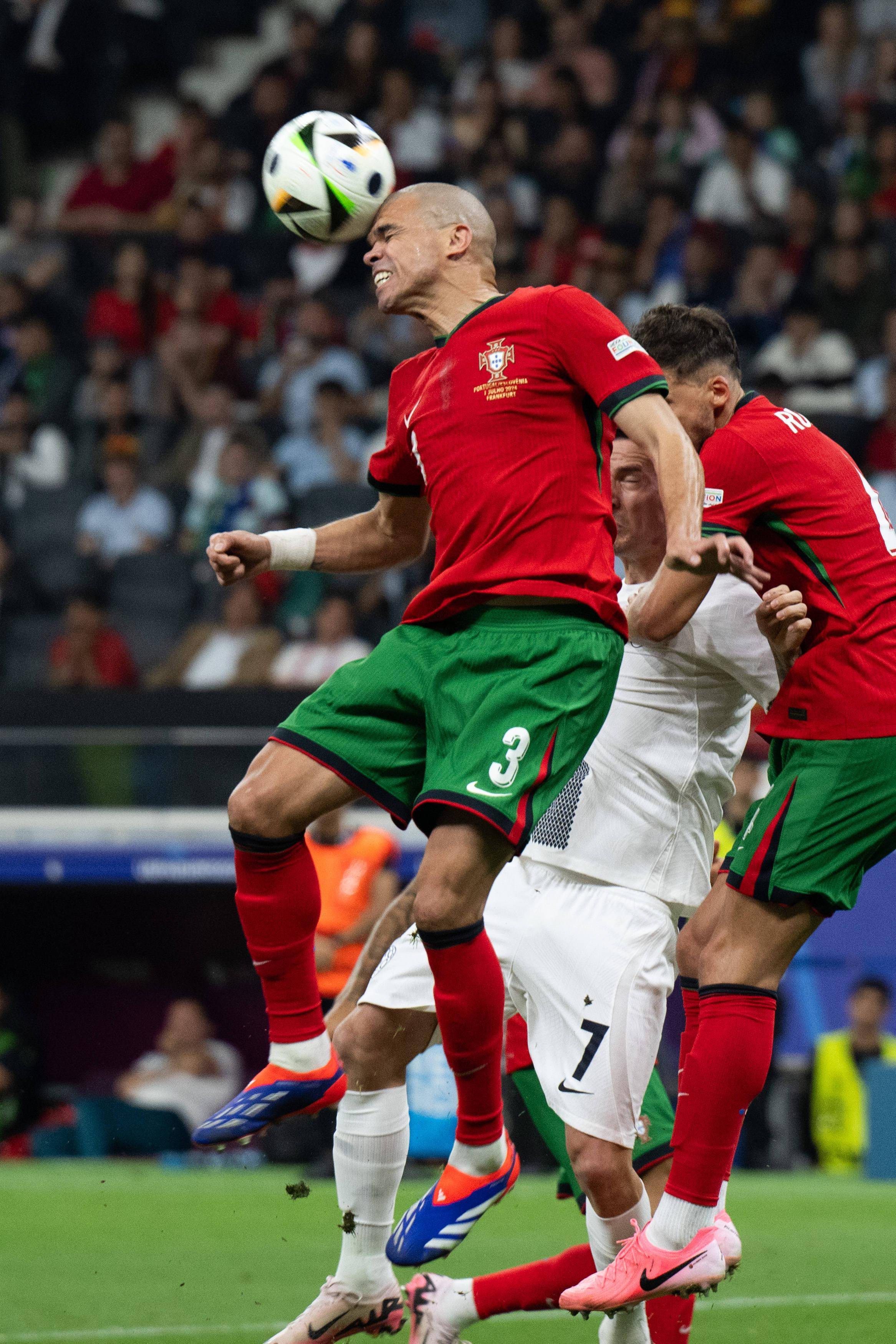 足球联赛比赛中双方球队角逐豪情激荡