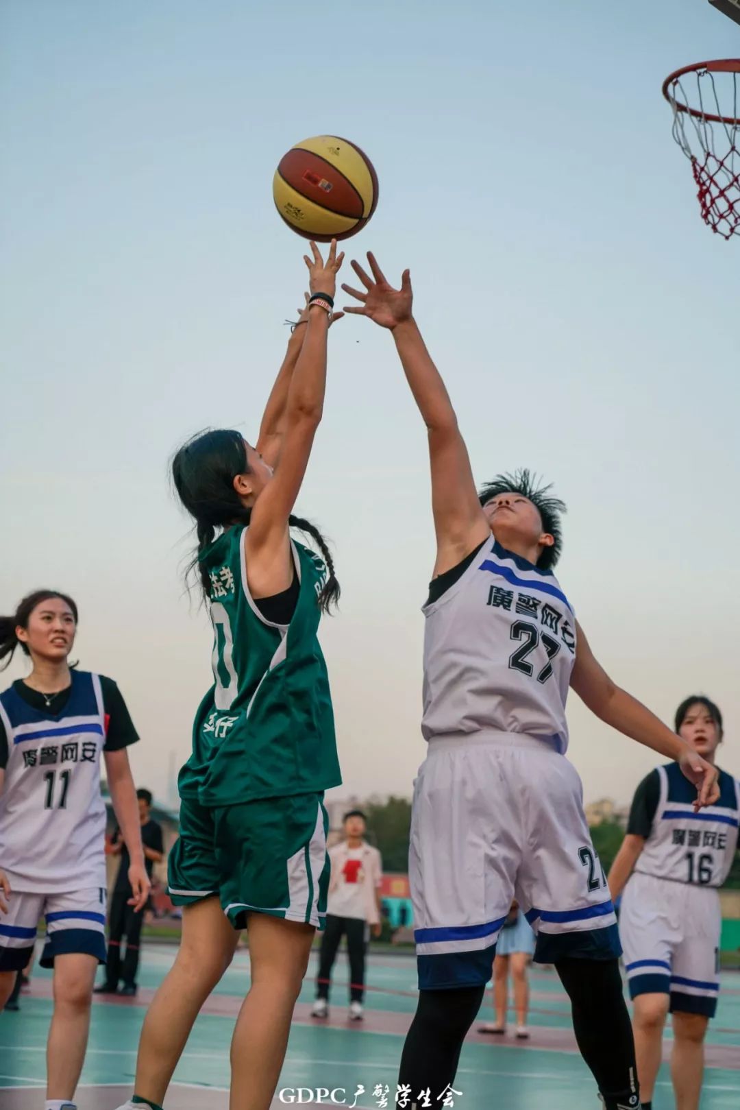 忠诚拼搏，球队集体努力赢得比赛