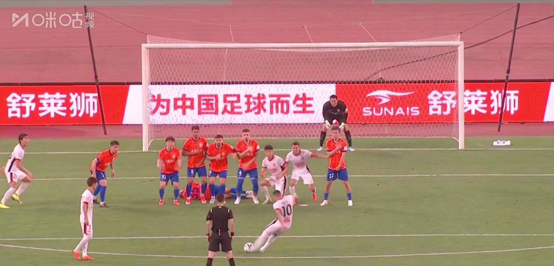 爱游戏亚洲官网-足球裁判因判罚失误受到批评，被要求道歉