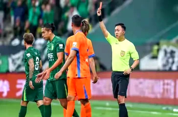 爱游戏入口-比赛中双方队员发生冲突，裁判出示红牌