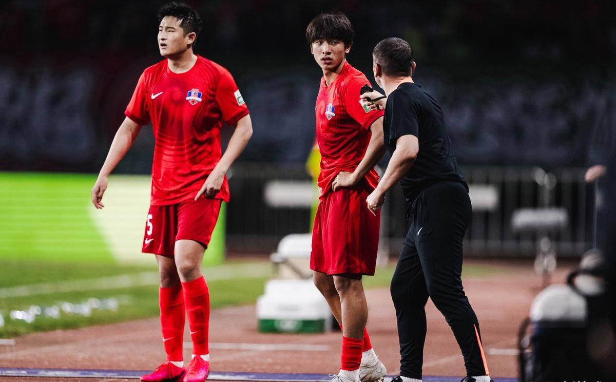 爱游戏网页版入口-足球新星加盟亚冠球队，为俱乐部注入活力