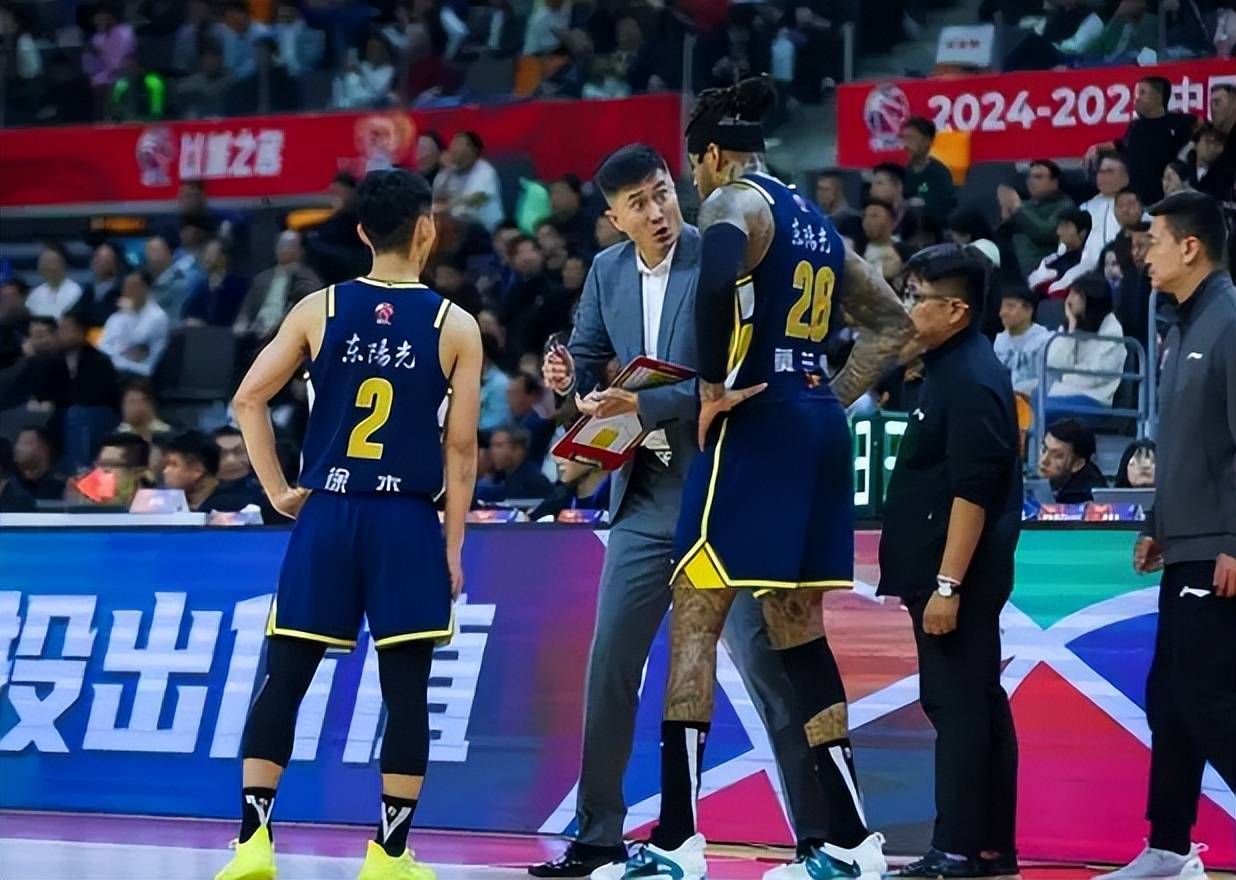 爱游戏官网网页版入口-篮球名将转会大事件，球队阵容迎来新的挑战