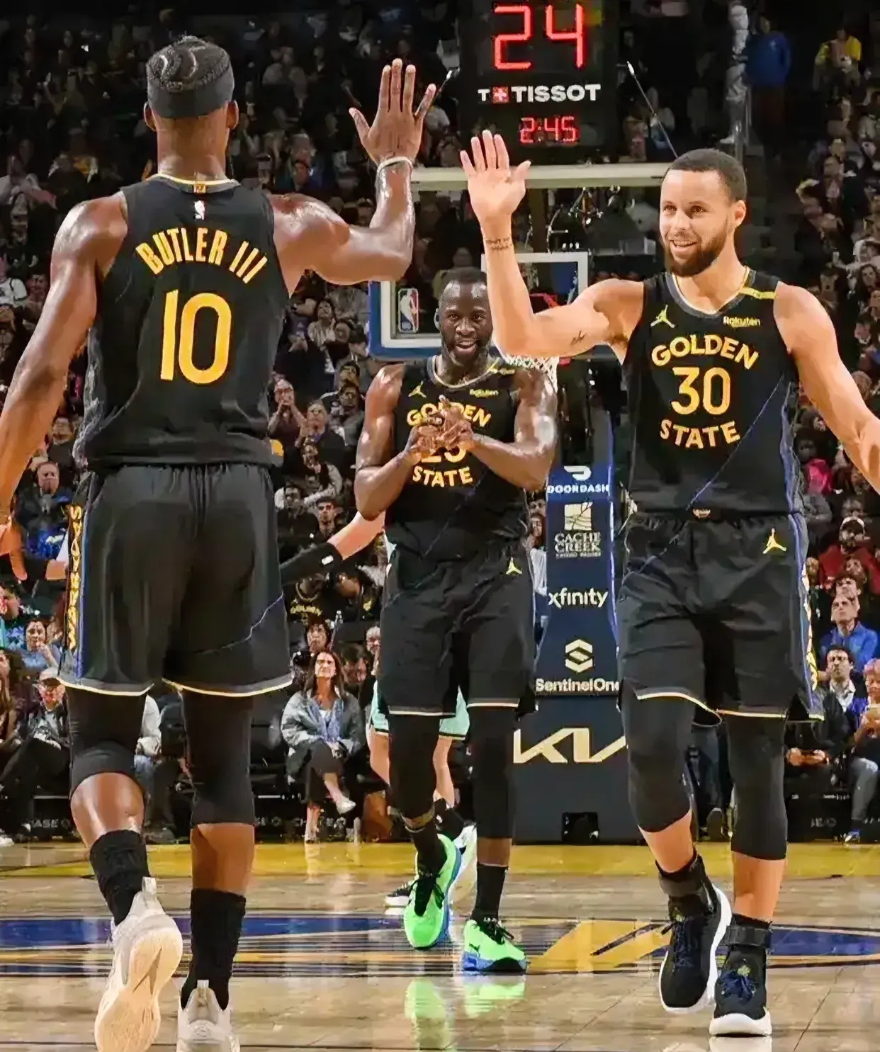 勇士为战胜开拓者，全队拼尽全力