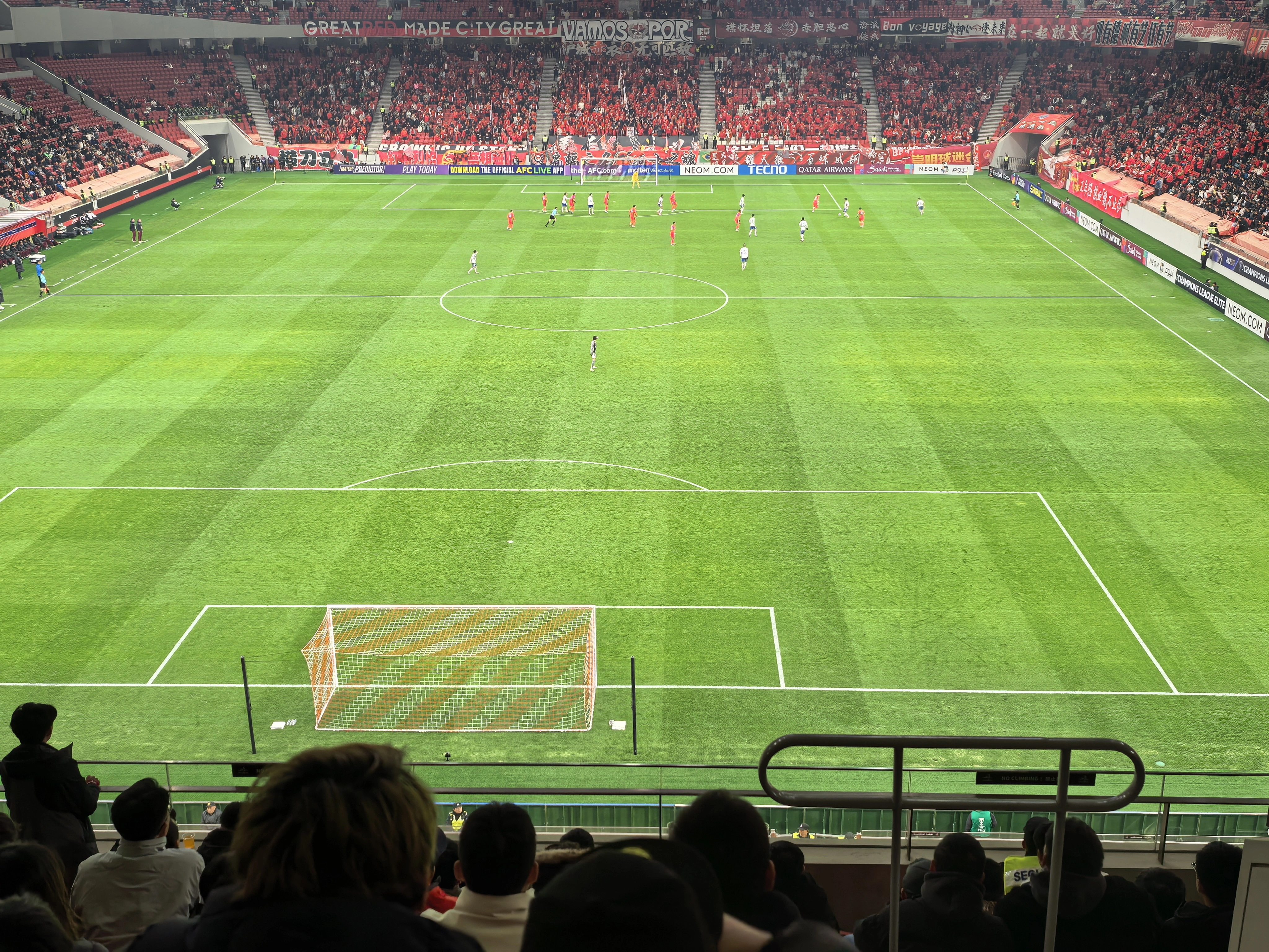 足球赛场火热激斗，胜负未定看谁能抢先