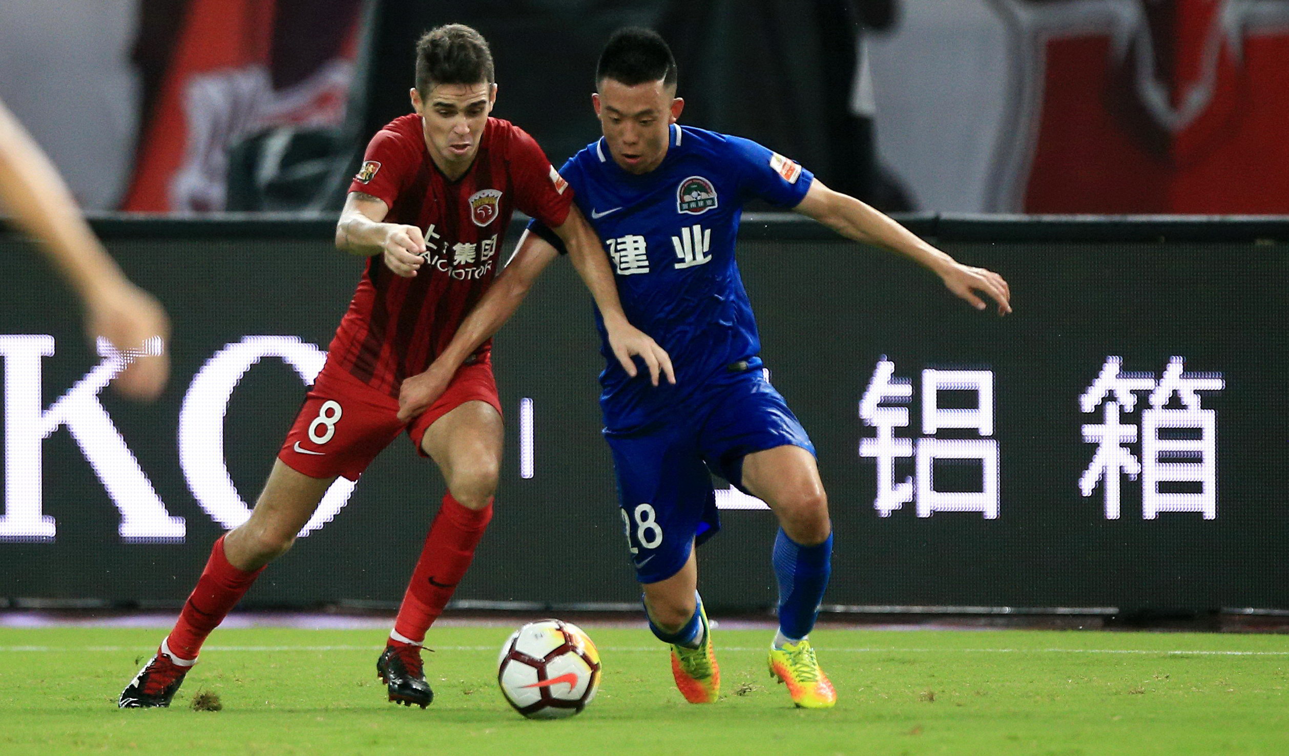 包含上海上港盼胜河南建业，争夺联赛领先的词条