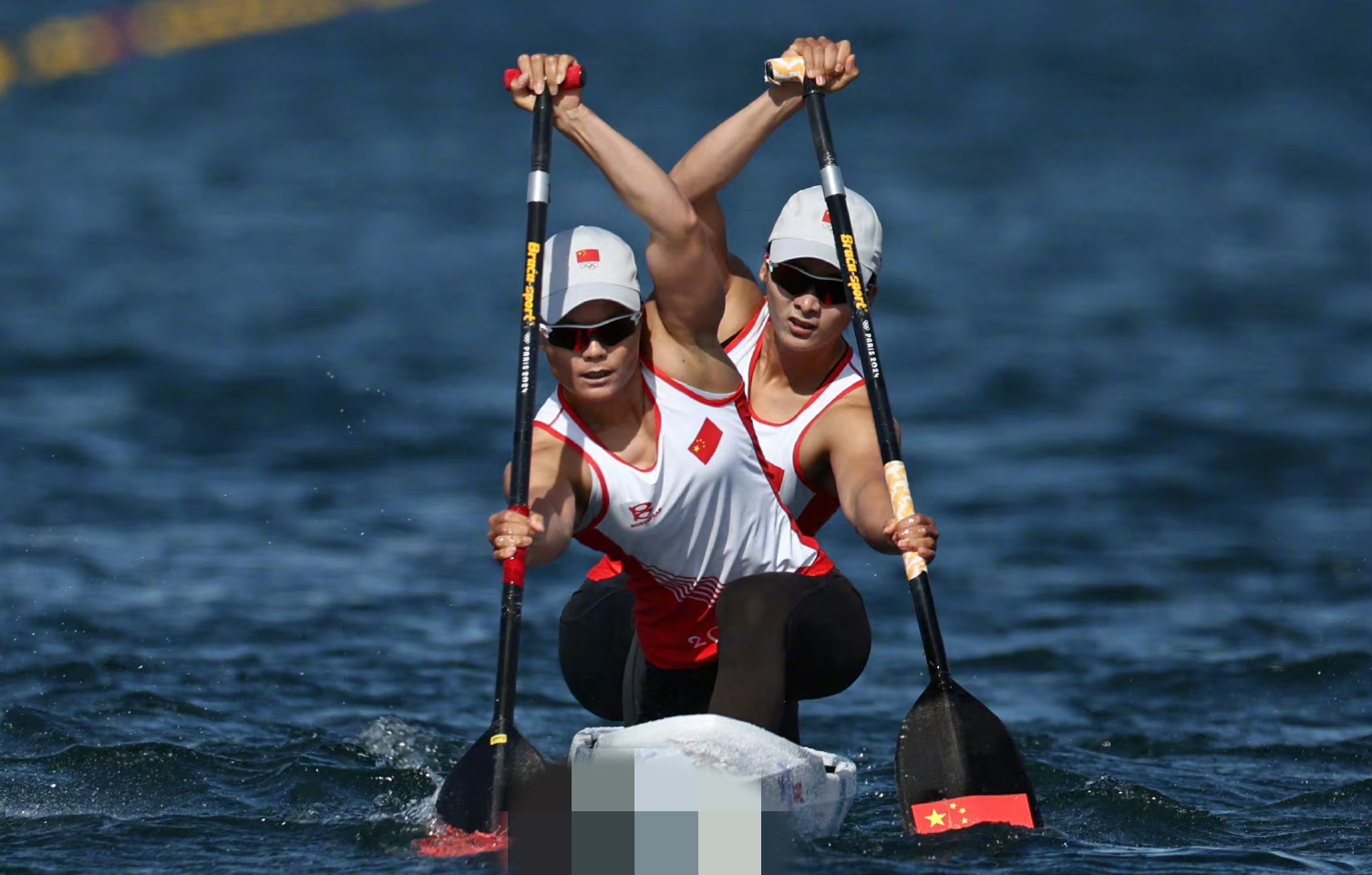 包含皮划艇比赛中，中国选手稳操胜券，夺冠在望的词条