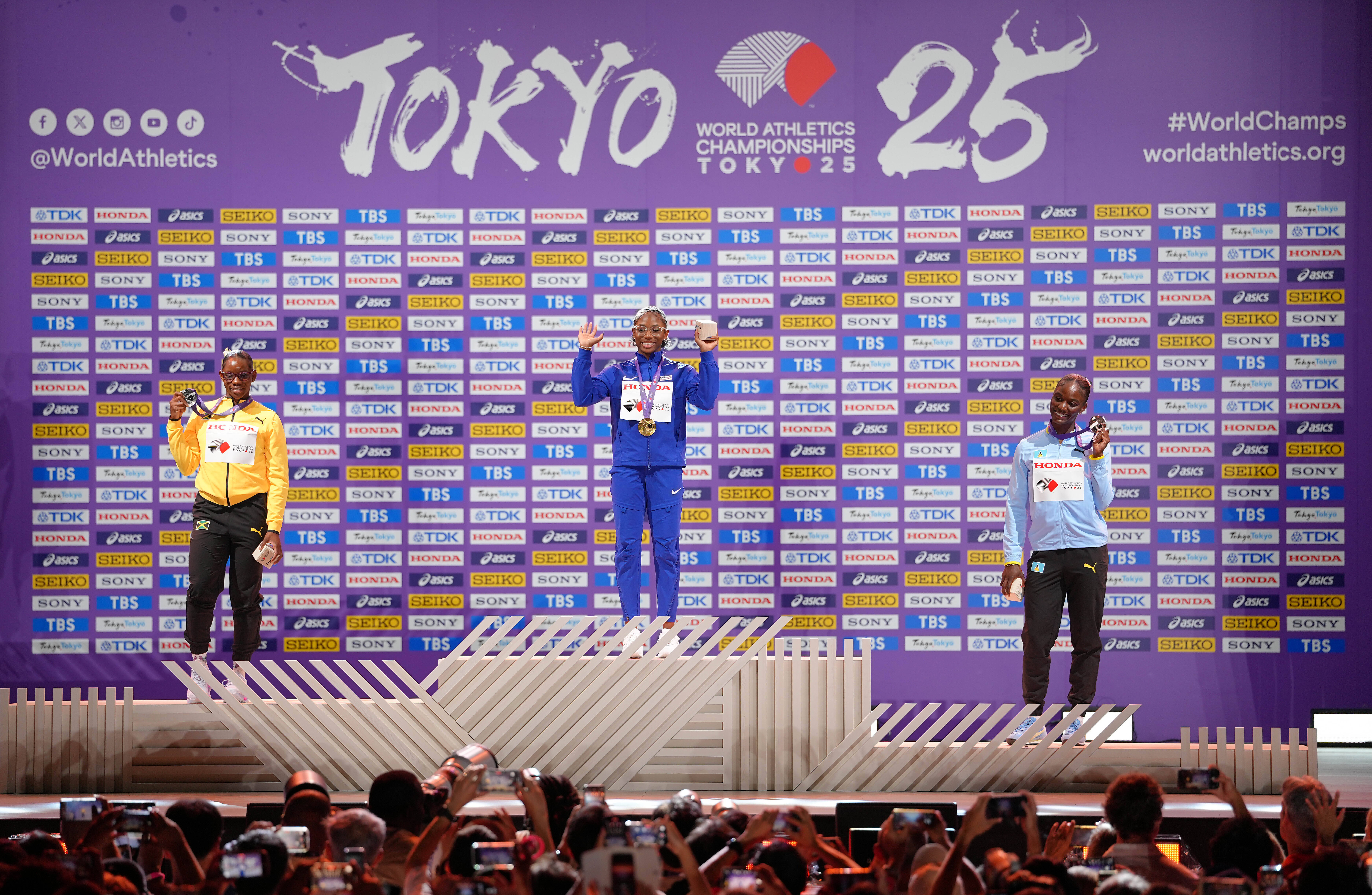 英国田径队突破纪录，登上颁奖台