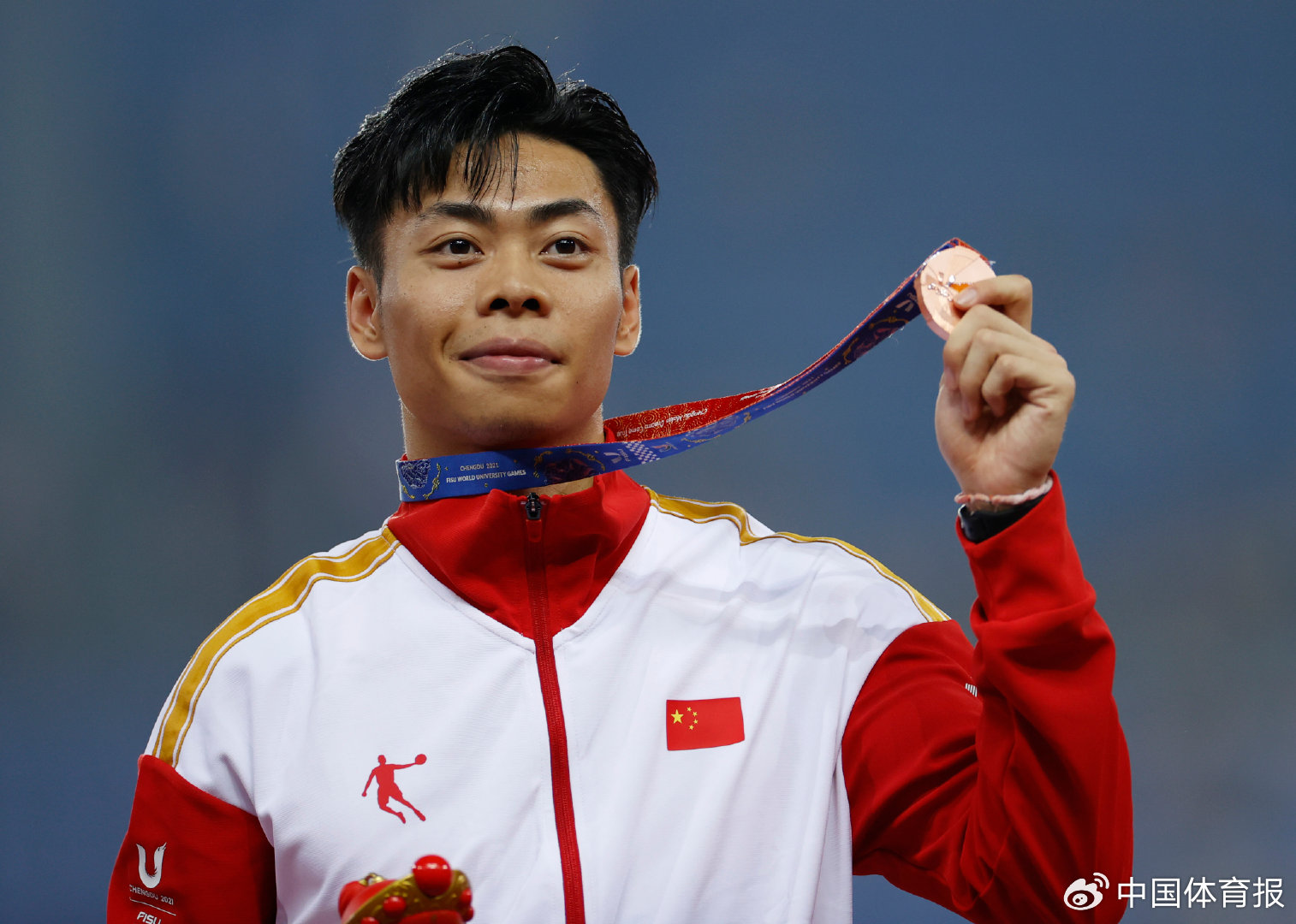 澳大利亚游泳健将勇夺冠军，站上最高领奖台的简单介绍